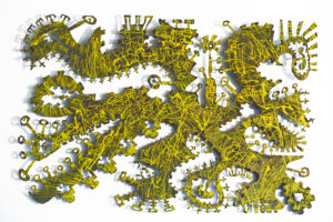 Métal ajouré avec graphiti jaune