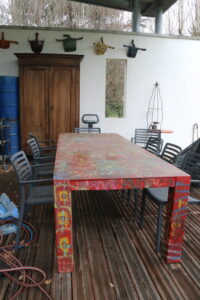 Table travaillé à la bombe de peinture.